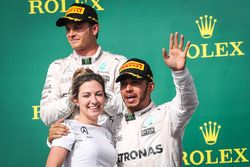 Podium: 1. Lewis Hamilton, Mercedes AMG F1, mit Victoria Vowles, Mercedes