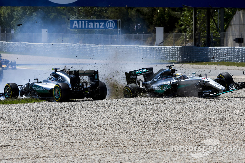 No GP da Espanha de 2016, os líderes do campeonato Hamilton e Rosberg abandonaram a prova depois de um polêmico toque nos metros iniciais.