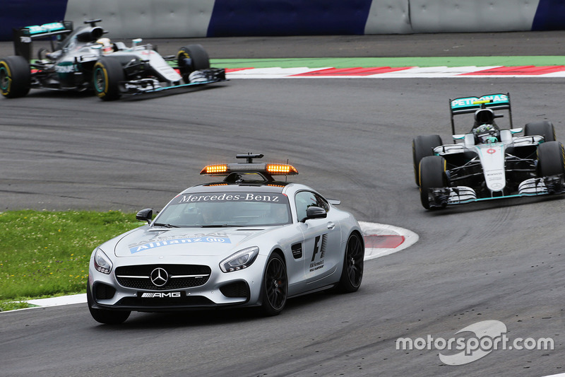 Nico Rosberg, Mercedes AMG F1 W07 Hybrid al comando dietro alla Safety Car FIA