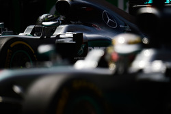 Nico Rosberg en Lewis Hamilton, Mercedes AMG F1 W07 Hybrid op de grid