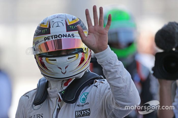 Lewis Hamilton conquistou a 59ª pole da carreira e desempatou a disputa na Mercedes.