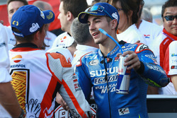 Racewinnaar Marc Marquez, Repsol Honda Team, derde plaats Maverick Viñales, Team Suzuki Ecstar MotoG