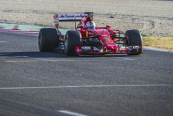 Sebastian Vettel, Ferrari SF15-T, mit Pirelli-Reifen für 2017