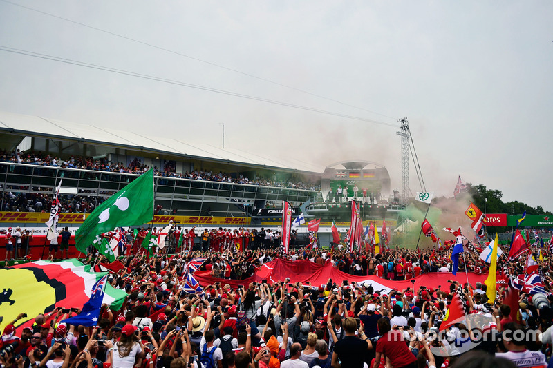 Podium: Lewis Hamilton, Mercedes AMG F1; Nico Rosberg, Mercedes AMG F1; Sebastian Vettel, Ferrari