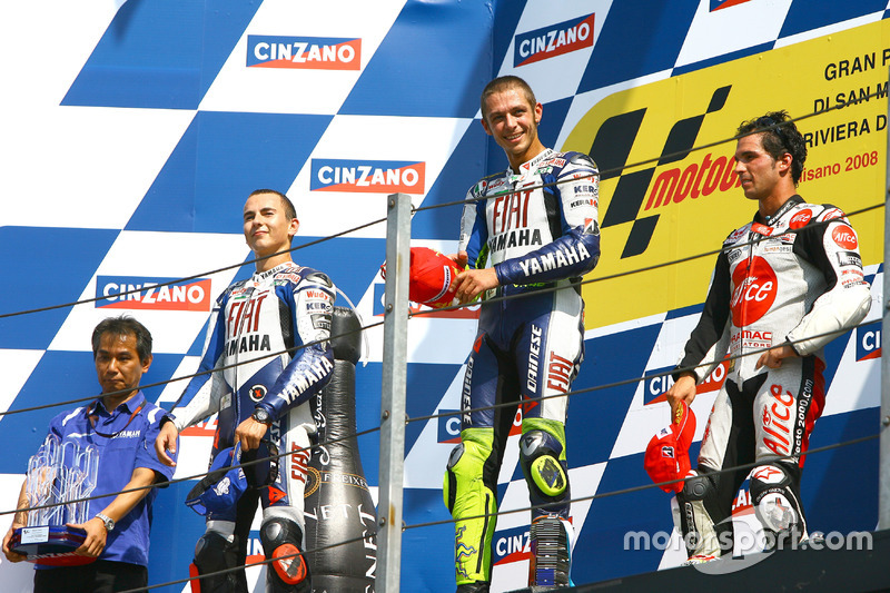 Podio: Ganador Valention Rossi, Yamaha; segundo lugar Jorge Lorenzo, Yamaha; tercer lugar Toni Elías, Pramac Ducati