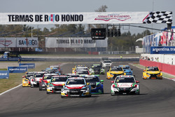 Start: Tom Chilton, Sébastien Loeb Racing, Citroën C-Elysée WTCC leidt