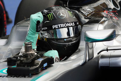 Ніко Росберг, Mercedes AMG F1 W07 Hybrid, святкує поул у закритому парку