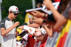 Esteban Gutiérrez, Haas F1 Team firma autógrafos