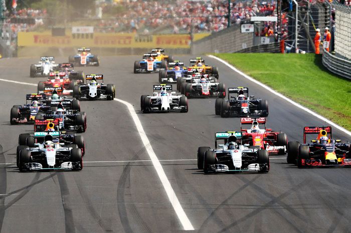 Arrancada: Lewis Hamilton, de Mercedes AMG F1 W07 híbrido lidera a Daniel Ricciardo, Red Bull Racing RB12