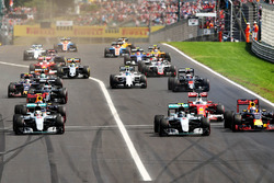 Start actie: Lewis Hamilton, Mercedes AMG F1 W07 Hybrid voor Daniel Ricciardo, Red Bull Racing RB12