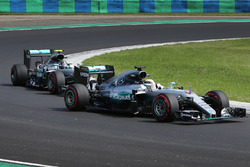 Льюис Хэмилтон, Mercedes AMG F1 W07 Hybrid, и Нико Росберг, Mercedes AMG F1 W07 Hybrid