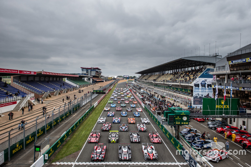 La sesión de fotos tradicional de los autos de Le Mans