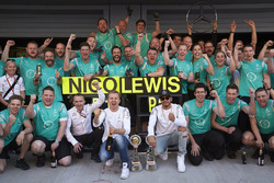 1. Nico Rosberg, Mercedes AMG F1 Team; 2. Lewis Hamilton, Mercedes AMG F1 Team, feiern mit dem Team