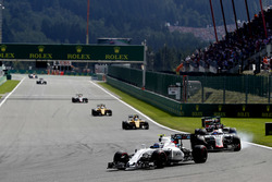 Valtteri Bottas, Williams FW38 Mercedes; Romain Grosjean, Haas VF-16 Ferrari