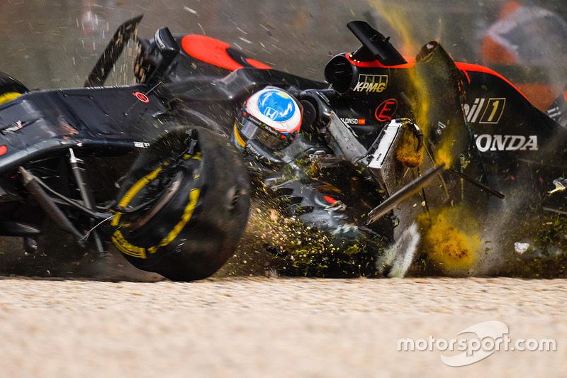1. Fernando Alonso, McLaren MP4-31 in a huge crash
