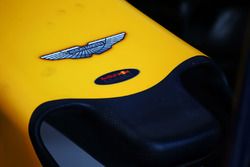 Le logo Aston Martin sur le nez de la Red Bull Racing RB12