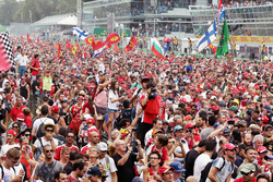 Tifosi sotto il podio
