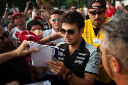 Sergio Pérez, Sahara Force India F1 firma de autógrafos para los fans