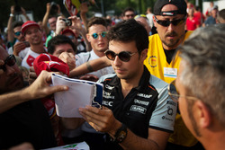 Sergio Pérez, Sahara Force India F1 firma de autógrafos para los fans