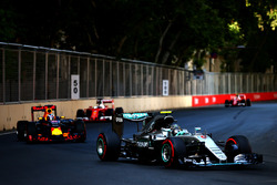 Нико Росберг, Mercedes AMG F1 W07 Hybrid едет впереди Даниэля Риккардо, Red Bull Racing RB12