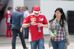 Kimi Raikkonen, Ferrari F1 team con un fan
