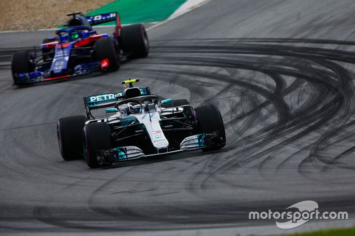 Valtteri Bottas, Mercedes AMG F1 W09, y Brendon Hartley, Toro Rosso STR13