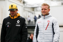 Carlos Sainz Jr., Renault Sport F1 Team, Kevin Magnussen, Haas F1 Team