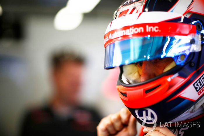 Romain Grosjean, Haas F1 Team, se pone su casco en el garaje