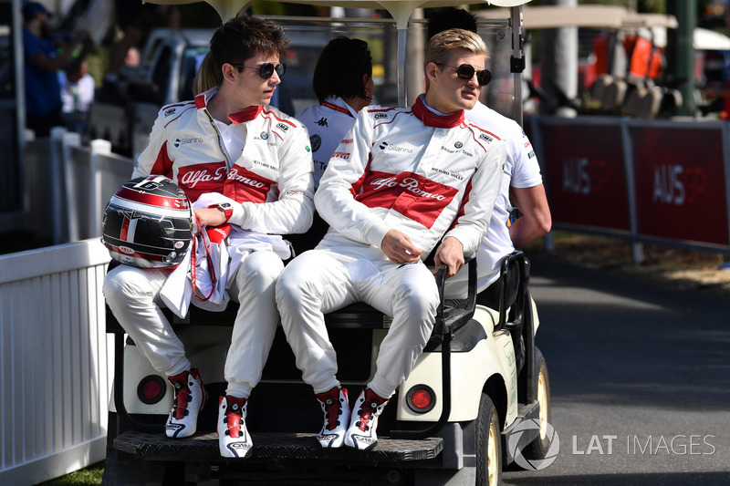 Charles Leclerc, Alfa Romeo Sauber F1 Team e Marcus Ericsson, Alfa Romeo Sauber F1 Team su un buggy