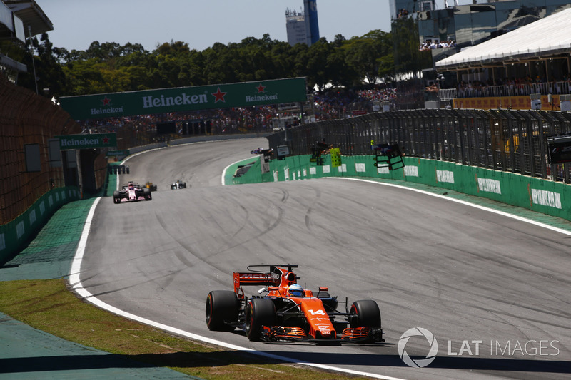 Fernando Alonso, McLaren MCL32, Sergio Perez, Sahara Force India F1 VJM10