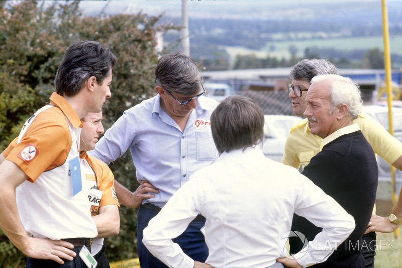 Les directeurs d'écurie discutent de la grève des pilotes : Daniele Audetto, Alan Rees, Ken Tyrrell, Bernie Ecclestone, Peter Warr and et Chapman