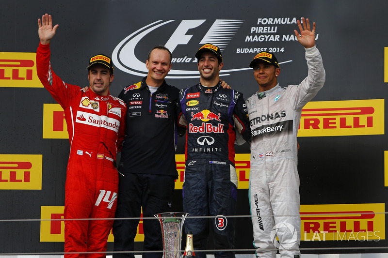 Podyum: 2. Fernando Alonso, Ferrari, Paul Monaghan, Red Bull Racing Şef Mühendisi, yarış galibi Daniel Ricciardo, Red Bull Racing, 3. Lewis Hamilton, Mercedes AMG F1