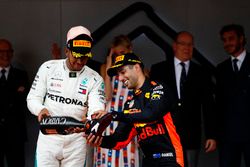 Podio: segundo lugar Lewis Hamilton, Mercedes AMG F1, llena el shoey de Daniel Ricciardo, Red Bull Racing con Champagne