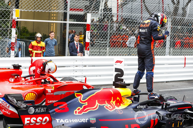2. Sebastian Vettel, Ferrari SF71H, Yarış galibi Daniel Ricciardo, Red Bull Racing RB14, 3. Lewis Hamilton, Mercedes AMG F1 W09, Parc Ferme