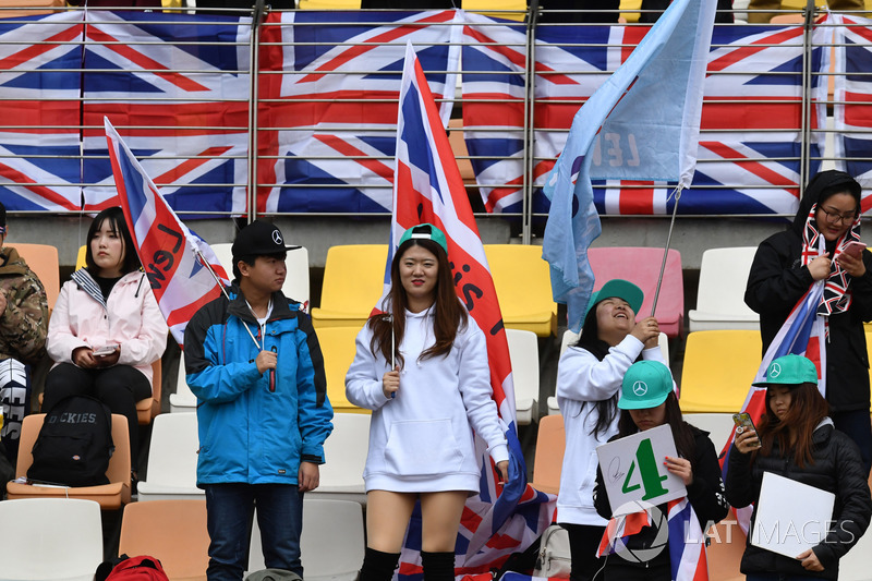 Lewis Hamilton, Mercedes-AMG F1 fans and banners