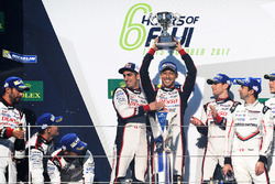 Podio: i vincitori della gara #8 Toyota Gazoo Racing Toyota TS050 Hybrid: Anthony Davidson, Sébastie