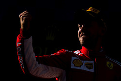 Le vainqueur Sebastian Vettel, Ferrari, sur le podium