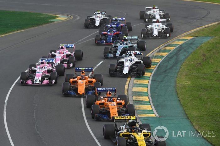 Carlos Sainz Jr., Renault Sport F1 Team R.S. 18 y Fernando Alonso, McLaren MCL33 en el inicio