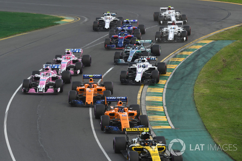 Carlos Sainz Jr., Renault Sport F1 Team R.S. 18 ve Fernando Alonso, McLaren MCL33 startta