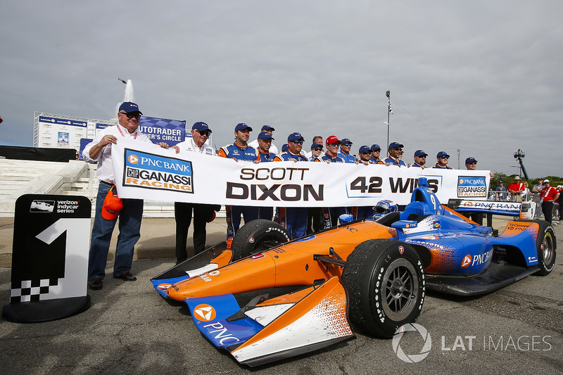 Scott Dixon, Chip Ganassi Racing Honda, Winner, Celebrates his 42nd win with his crew