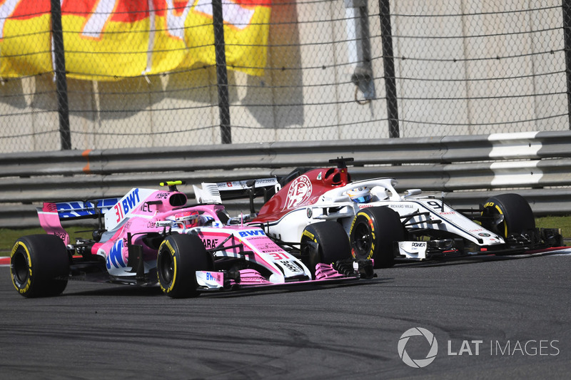 Marcus Ericsson, Sauber C37 and Esteban Ocon, Force India VJM11 battle