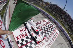 #6 Acura Team Penske Acura DPi, P: Dane Cameron, Juan Pablo Montoya takes the green flag at the start