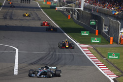 Lewis Hamilton, Mercedes AMG F1 W09, Max Verstappen, Red Bull Racing RB14 Tag Heuer, Daniel Ricciardo, Red Bull Racing RB14 Tag Heuer, et Kimi Raikkonen, Ferrari SF71H