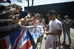 Lewis Hamilton, Mercedes AMG F1, firma autografi ai tifosi