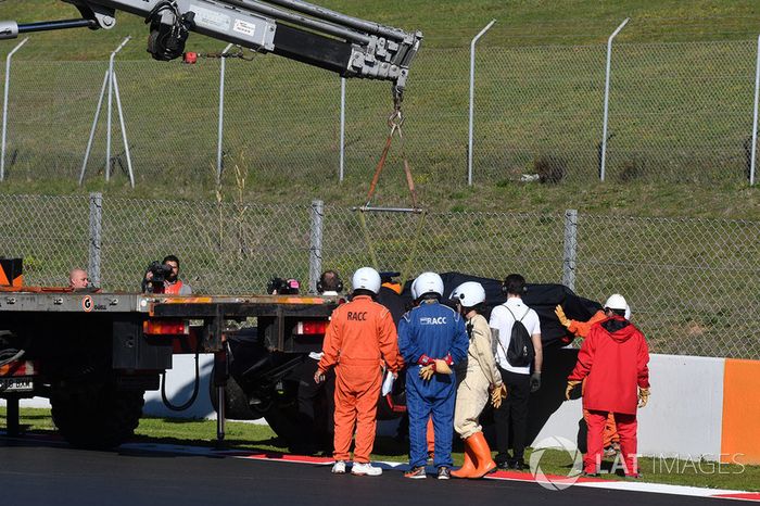 El auto de Stoffel Vandoorne, McLaren MCL33, es recuperado de la pista