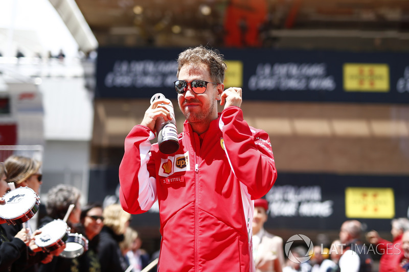 Sebastian Vettel, Ferrari, saat parade pembalap