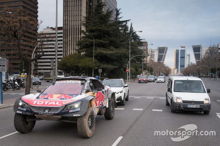 Carlos Sainz, Lucas Cruz, Peugeot Sport en las calles de Madrid