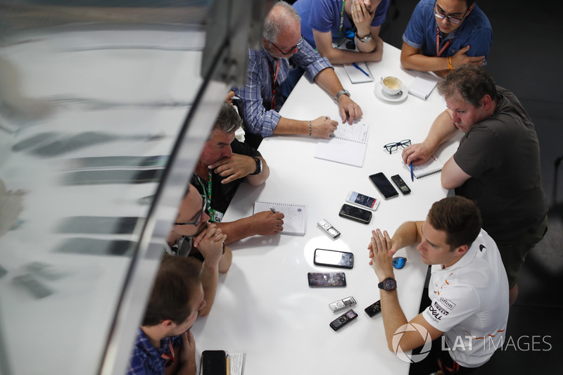 Stoffel Vandoorne, McLaren, podczas konferencji prasowej