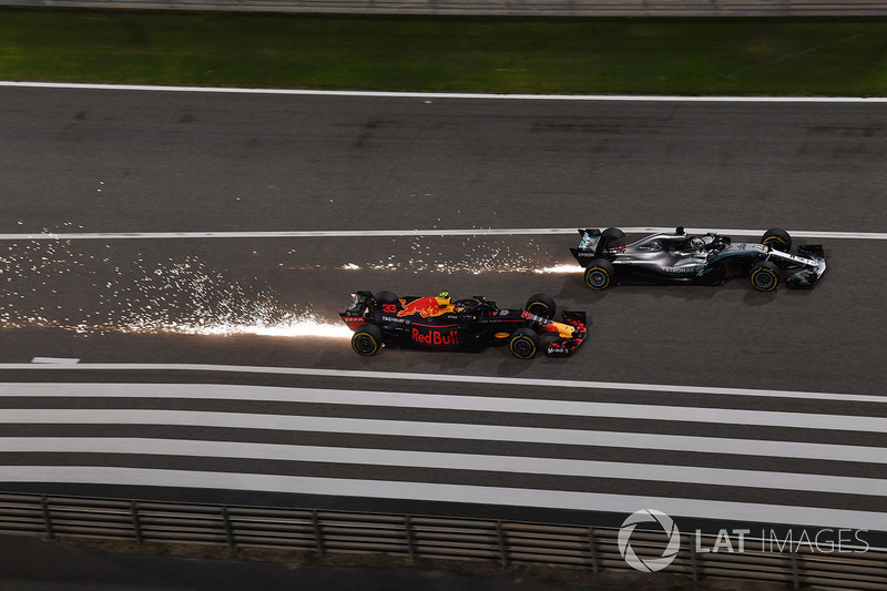 Max Verstappen, Red Bull Racing RB14 y Lewis Hamilton, Mercedes-AMG F1 W09 EQ Power batalla
