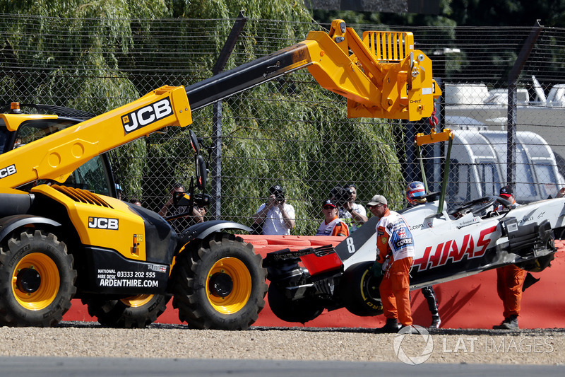 La monoposto di Romain Grosjean, Haas VF-18 viene recuperata nelle FP1